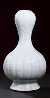 19th century A lavender glazed crackleware vase
